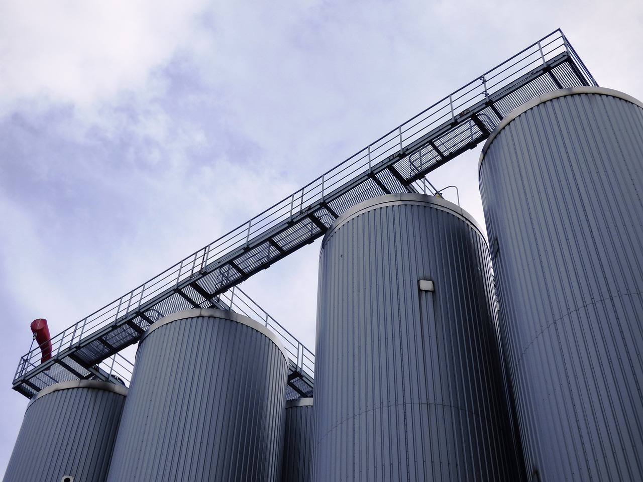 Bild: Darstellung von vier Industriesilos einer Brauerei