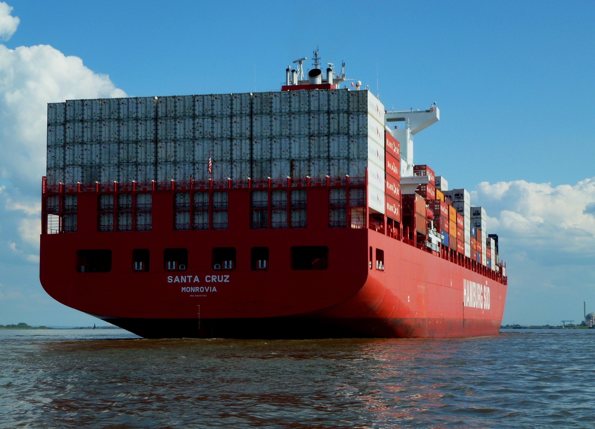 Bild: Darstellung eines beladenen Containerschiffes auf dem Meer